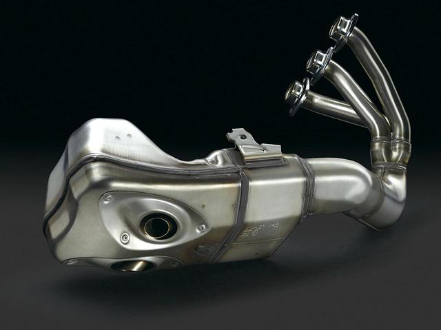 画像: 歯切れ良い排気音を実現する1.5段膨張室構造のサイレンサーを車体下部にマウント。左右の排気口はサイレンサー下面に設けられる。