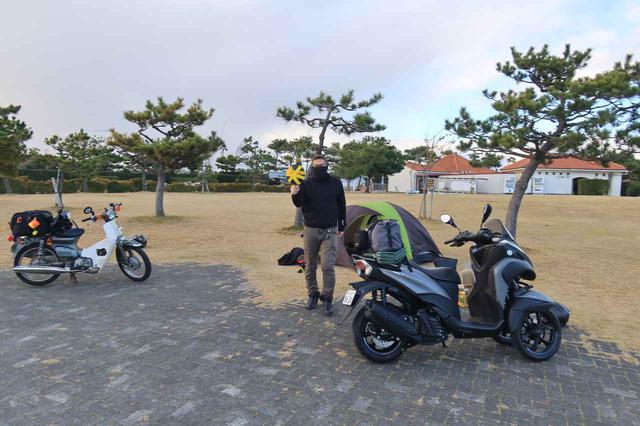画像: 若林浩志氏、登場。咳エチケットと防寒を兼ねてネックウォーマーで顔を覆う。