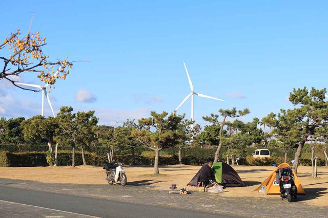 画像: 若林氏、起床。本日も風力発電は絶好調。それでも夜間に比べるとかなり暖かい。