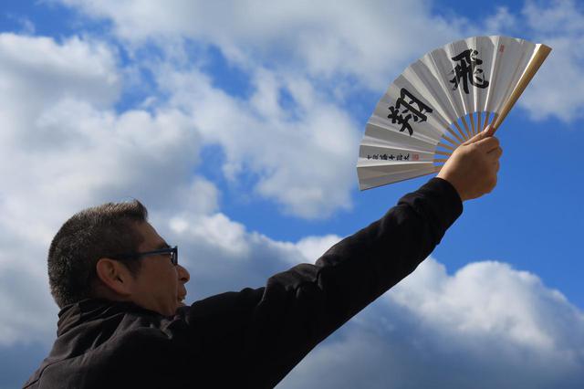 画像: 「神棚に飾ります!」と謎の喜び方をしてくれた若林氏。普通に使ってください。もし使い古したら、千駄ヶ谷の将棋会館で二冠仕様のものを買ってきますから。