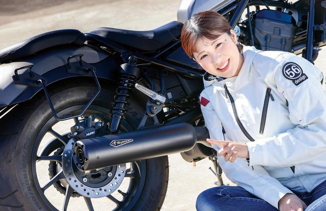 画像: 新たに追加されたブラックエディションは車体との統一感が高く、落ち着いた雰囲気。カスタム感の高いステンポリッシュ仕様もあり、どちらも純正品より約2kgの軽量化を果たす。