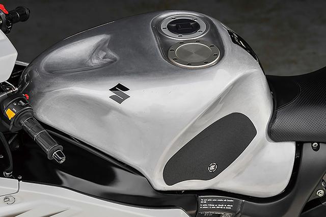 画像: フューエルタンクはブライトロジックオリジナル「'99~'09 GSX1300R隼用アルミタンク」(販売中)。軽量化できて容量も増すため、ツーリングにも上々の使い勝手。ノーマルの燃料キャップ/燃料ポンプ/タンクステーをそのまま移設できる。この車両ではアルミ地にクリアを吹いて仕上げてある。