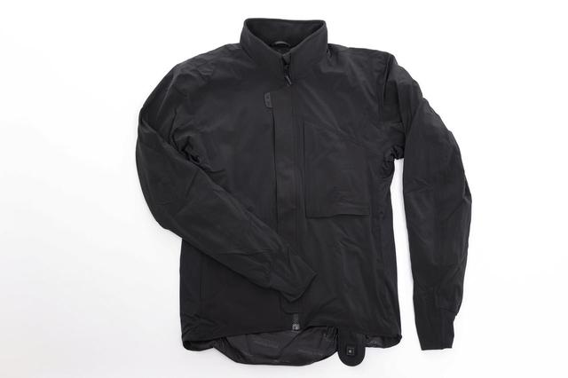 画像: 12Vヒートインナー ジャケット スポーツタイプ 税込3万5200円(7AMP) /3万3000円(3.5AMP) 首、両腕、両胸、背中の合計6カ所にヒーターを配置。3.5AMPタイプでも充分な能力だが、7AMPタイプは極寒環境にも対応できる。 amzn.to