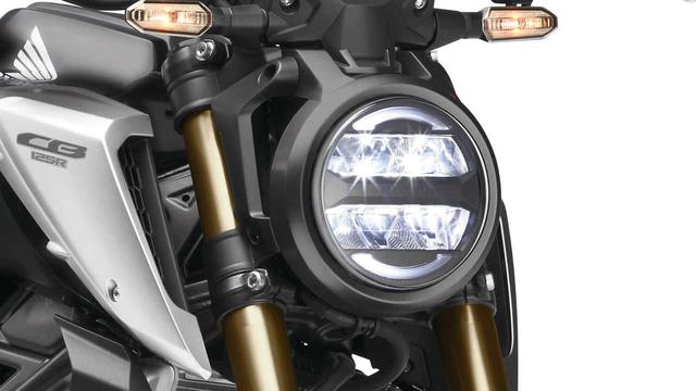 画像: ラウンドシェイプのライトガイドが印象的な薄型LEDヘッドライト。CB250Rなどとも共通のもので、従来モデルから引き続き採用。