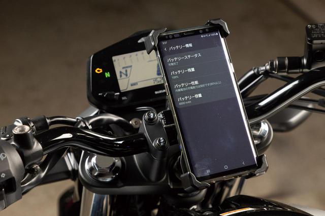 画像: スマホの角を押さえるので物理スイッチ類の操作を妨げない。ワイヤレス充電対応端末ならホールド状態で自動的に充電を開始する。