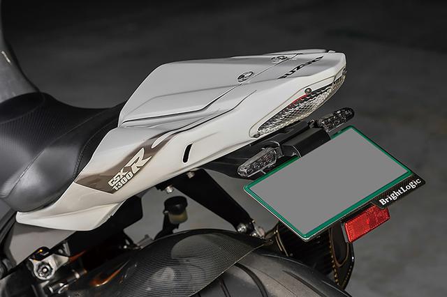 画像: GSX-R1000形状のテールはクレバーウルフの'08~HAYABUSA1300ストリートシートカウルASSY。上面が開き、内部はトレー式小物入れとなっているもの。