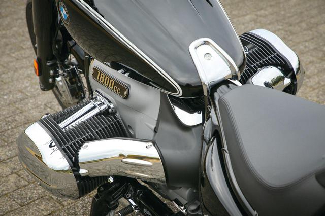 画像: ライダーの足先が隠れてしまうほどのシリンダーの大きさが特徴。OHVのプッシュロッドは上側に配置され、視覚的にもその存在感を楽しめる。