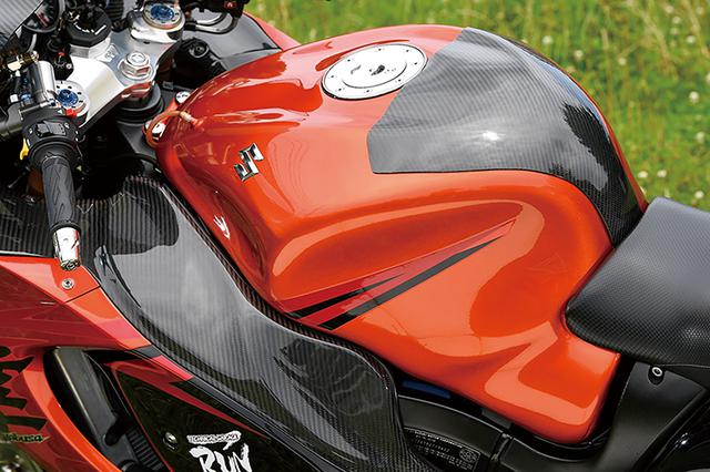 画像: フューエルタンクはビーター製アルミ品に置換。これもカウル同様に途中で再塗装=リフレッシュされている。インナーカウルもカーボン製に交換済みだ。