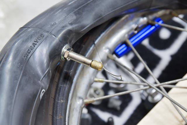 画像: バルブ穴からエアバルブプーラーの先端を通してバルブにねじ込みます。