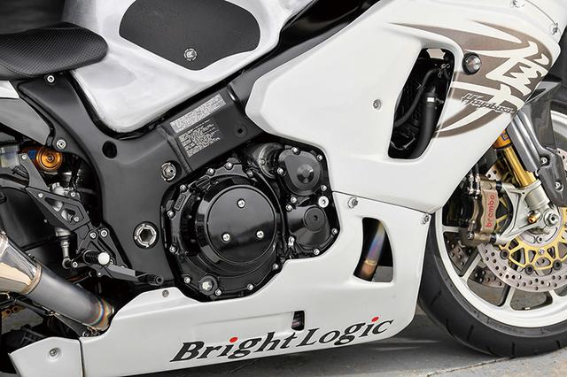 画像: 外装や排気系を含めた車体の大幅な軽量化によって、エンジンはノーマルのままながらも車両としては大きく運動性を高め、車体もコンパクトに感じられる作りを得ている。エンジン左のジェネレーターカバーは2mm厚ドライカーボンのブライトロジックオリジナル品。