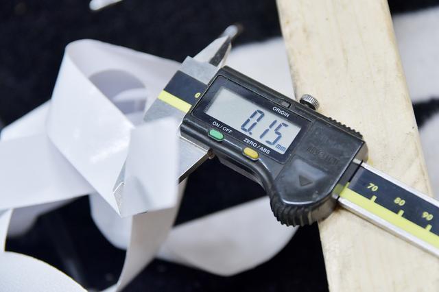 画像: 剥離シートが0.15mm。なのでリムテープはざっくり0.8mmくらいね。へこたれたリムバンドより余裕で分厚いぞ。