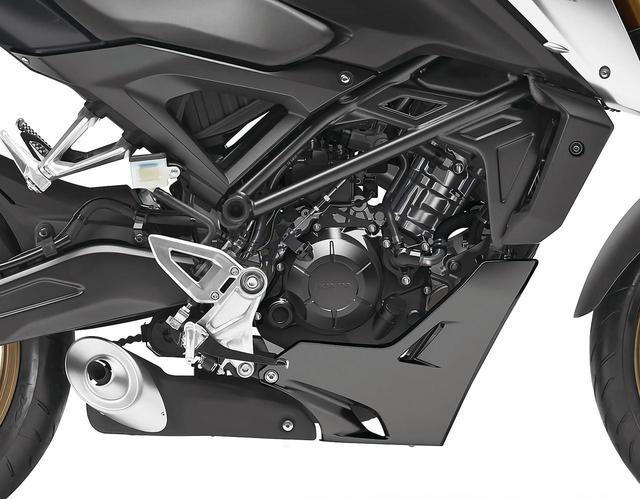 画像: 新しく開発されたDOHC4バルブ水冷単気筒エンジンは、ボア57.3×ストローク48.4㎜。ミッションは従来モデルと同じく6速。