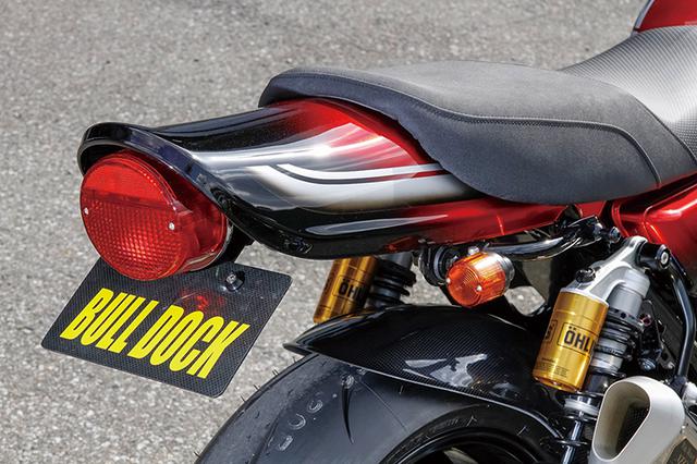 画像: グラブバーは車体に合わせたブラックとしつつ、実用面にも配慮して装着。外装もブラック×レッドグラデーションののタイガーで仕上げる。