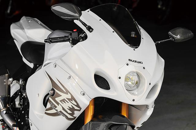 画像: フロント側カウルはクレバーウルフの'08~HAYABUSA1300ストリートフルカウルASSY。アッパー(1灯。2灯タイプもあり)/左右サイド/アンダーカウルとインナーパネル/スクリーンが含まれる。これにホワイトのペイントを施して、小型ウインカーを装着。ミラーはマジカルレーシングのカーボンモノコックボディ。
