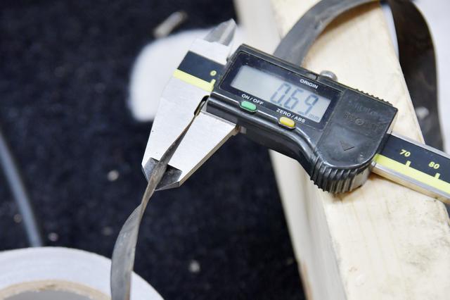 画像: 使い古しなので薄くなってるみたいで、実測0.69mm。新品だと0.8mm~1mmくらいなはず(メーカー、銘柄によって異なります)。