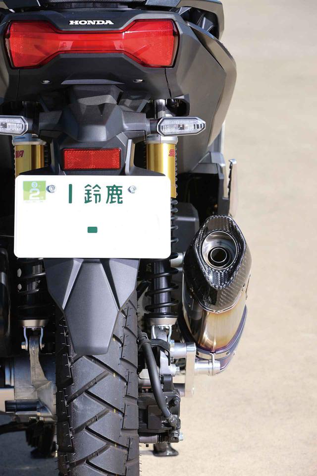 画像: スリムな造形のサイレンサーを採用することで、車体からの張り出しを最低限に抑えることに成功している。