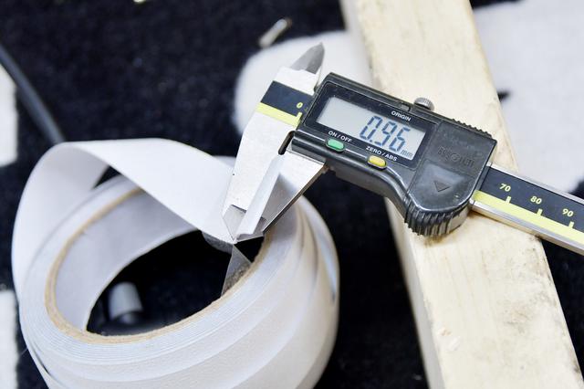 画像: で、こちら新品リムテープ。0.96mm。ただ、剥離シートがついてるのでそっちも計測。