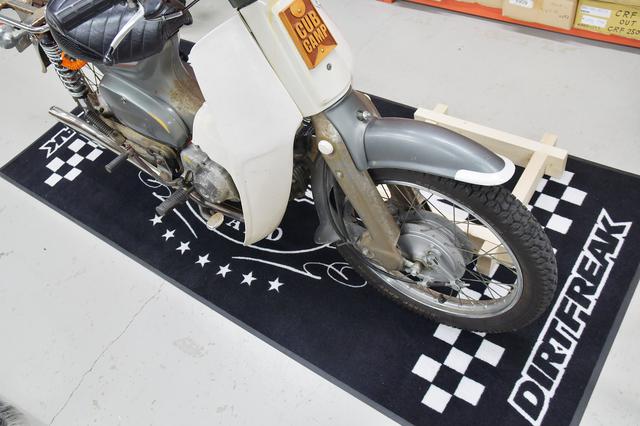 画像: 100cm×220cmのレーシングフロアマットを拝借。めちゃサイズ感よかった。