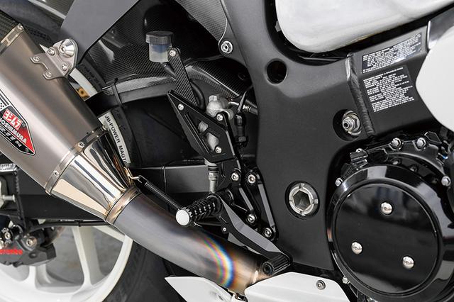 画像: バー先端にジュラコンスライダーを持ち、バーは高グリップタイプとなるシンプルな形状のステップキットはAGRASの削り出し。
