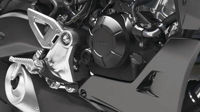 画像: ステップ周りをはじめ、ポジション系のパーツ類も基本的に従来モデルと同様の造りになっている。