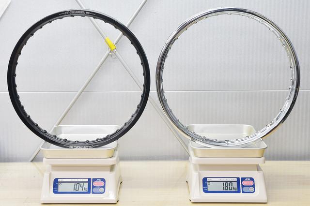画像: 交換後のアルミリムが1.04kgで、取り外したノーマルリムが1.80kg。いずれも実測。アルミ軽いね。