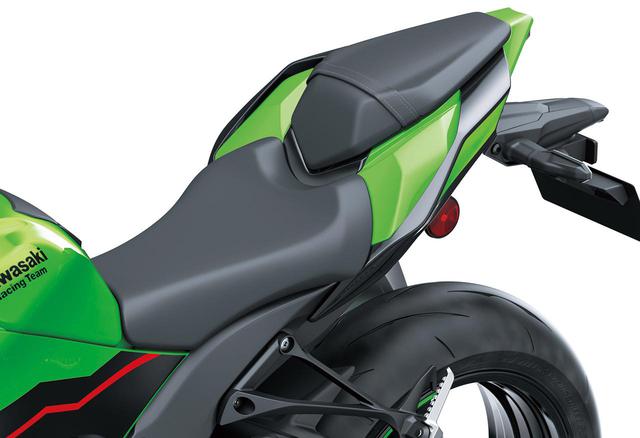 画像: レース時にライダーが伏せやすいよう、シートは後端を少し高くした形状としている。合わせてステップは5㎜高くなった。