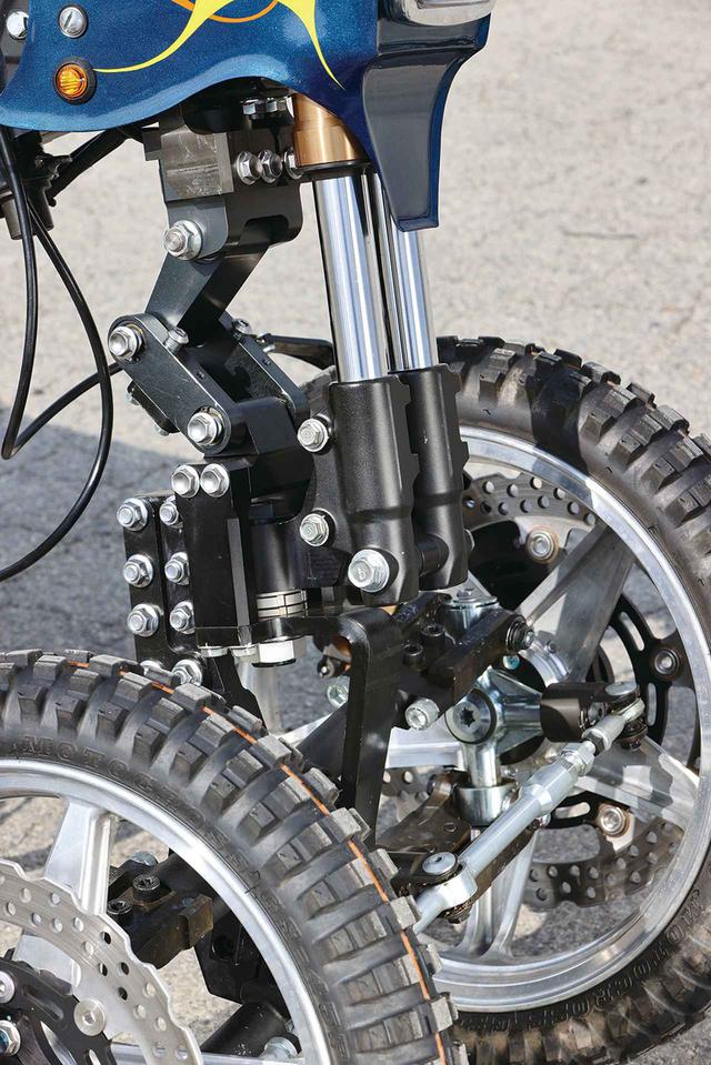 画像: フロントはZ125の倒立フォークを流用。全長が長いのでヘッドライトの上まで伸びているが、構造的にここまでの長さは必要なく、例えば全長の短いリア用のサスペンションユニットを使うこともできるはず。もし量産するとなればシステム構成部品は格段にシンプル化でき、軽量・ローコストで作れそうだ。
