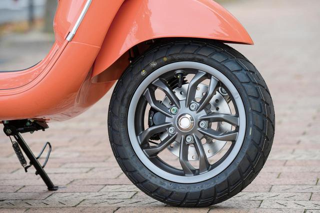 画像: フロントブレーキはφ200mのローターを使用したディスクブレーキ。フロントホイールのサイズは珍しい11インチ径で、タイヤサイズは110/70。スポーティな10本スポークデザインのキャストホイールを装着する。