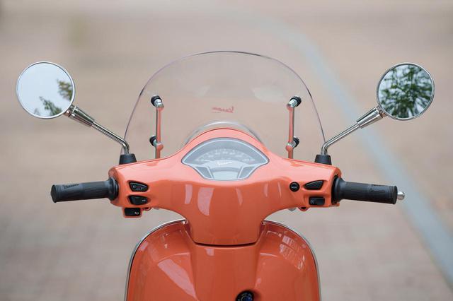画像: スマートでレトロな雰囲気のハンドル周りはベスパの伝統を活かしたデザイン。LX125をはじめ、モダン・ベスパには共通して採用されている。