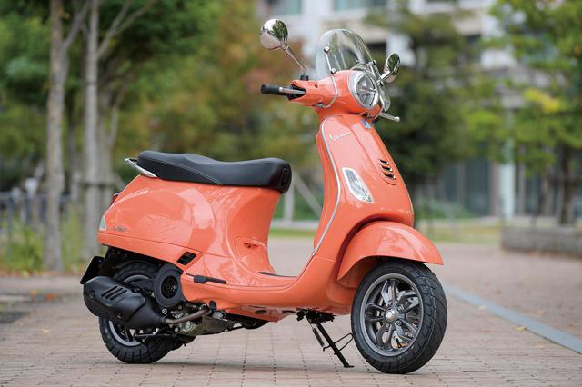 画像: Vespa LX 125 i-GET 総排気量:124cc エンジン形式:空冷4ストSOHC3バルブ単気筒 シート高:785mm 車両重量:114kg メーカー希望小売価格:税込39万6000円 ※写真のカラーは「コーラル」。一部純正アクセサリーパーツが備わっています。