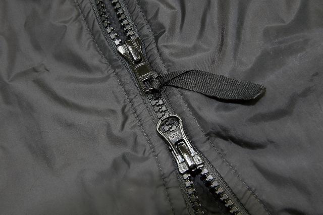 画像: ジャケットのメインファスナーは国産のYKK製。冬場にこそ重宝するダブル仕様だ。ソデと脇にはストレッチ材を配して、最適ライディングポジションを提供する。サイズはUS仕様だがジャストフィットの1着が選べる、細かなサイズバリエーションが魅力だ。