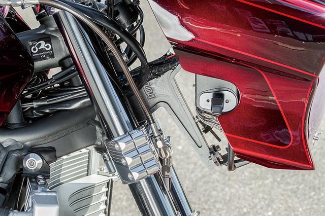 画像: ノーマルのステムマウントからフレームマウント化したカウルのステーはモーターサイクルドクターSUDA製。ナチュラルなハンドリングが狙える。