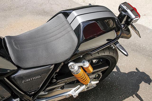 画像: タンクの造形に合わせたサイズとデザインと特徴のシングルシートカウルは、CB1100RSのノーマルシート(写真のシートは加工品)に被せて使うが、シート裏側に固定するステーも付属。3万9000円+税。デモ車のようなストライプもオーダー時に+3000円+税で追加可能だ。