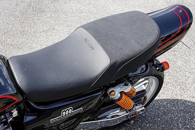 画像: ライダー部とタンデム部でレザーを変えたシートはMccoyスプリーム。上質な乗り心地とホールド性を持たせている。
