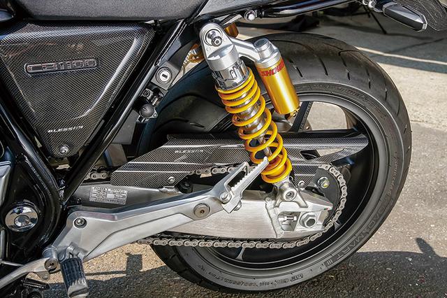 画像: 後部にダクトを加えたカーボン・チェーンガードは1万9500円+税。同ブランド製品はいずれも平織カーボンのハンドレイアップによる。