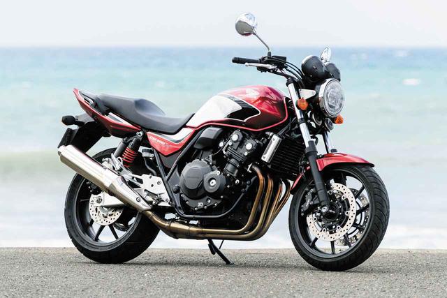 画像: Honda CB400 SUPER FOUR 総排気量:399cc エンジン形式:水冷4ストDOHC4バルブ並列4気筒 シート高:755mm 車両重量:201kg メーカー希望小売価格:税込88万4400円~92万8400円 試乗車のカラーはキャンディークロモスフィアレッド(92万8400円)