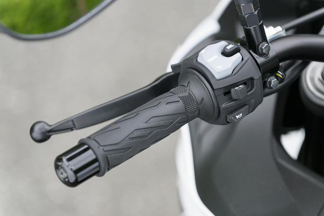 画像: セレクトと↑↓ボタンでトラクションコントロールを設定、↑↓ボタンのみでメーターの表示項目を手元でオド&ツイントリップ、瞬間&平均燃費に変更することができる。