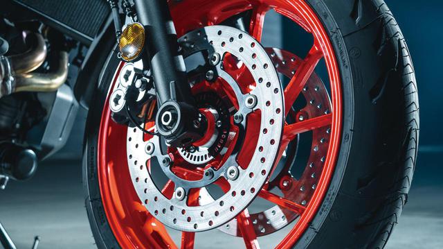 画像: フロントブレーキのディスク径は282→298mmに拡大され制動力を強化。重量は従来型と同等に抑えられている。