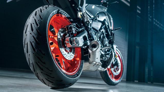画像: タイヤはウェット性能に優れたミシュランのロード5を採用。リアブレーキのディスク径は245mmでMT-09と同サイズだ。