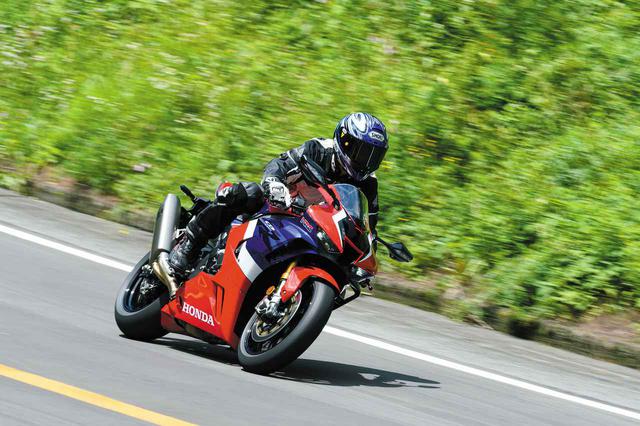 画像: バイクは荷重が乗ると旋回が始まるが、ファイアブレードは旋回が始まるポイントが極めて早い。コーナーの始まりから荷重が乗っているため、スピードを保ったままコーナーに入れる。MotoGPのようにコーナーでスピードを稼ぐ走りが可能だ。