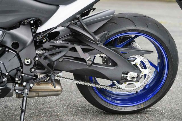 画像: ベースエンジンとしたK5世代より長い、L5世代GSX-R用スイングアームを採用したS1000。リアサスは伸び側減衰力とプリロードが調整可能。減速比などは初期型から不変。
