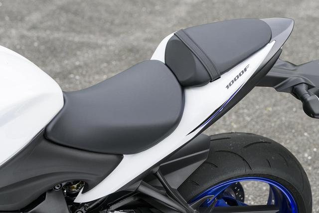 画像: GSX-Sをはじめ、スズキモデルのシートの出来は好印象。硬すぎず柔らかすぎず、表面積も広く、体重移動もしやすい。前後へのシットポイント移動しやすさがロングラン向き。