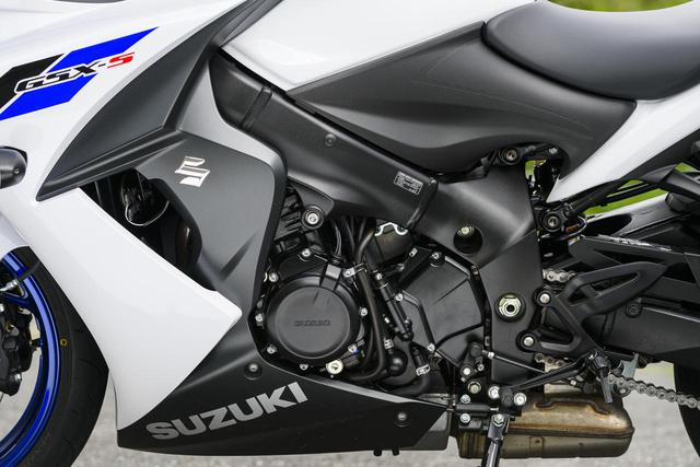 画像: エンジンはK5〜K8と呼ばれる世代のGSX-R1000用の水冷4気筒をベースにリセッティング。スリッパークラッチを使用し、バックトルクを低減したほか、シリンダー隔壁にベンチレーションホールを設け、減速特性を扱いやすくモディファイしてある。またセルボタンはワンプッシュでエンジン始動し、発進時や低回転時にエンストを抑制するローRPMアシストシステムも組み込んである。3段階+OFFのトラクションコントロールも採用。