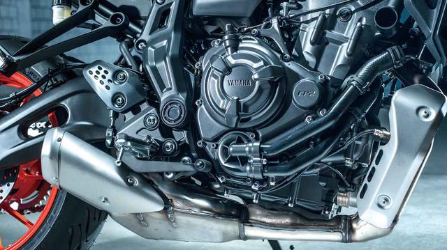 画像: CP2エンジンは、2into1のエキパイがマフラーと一体型仕様に。ECUやFIセッティングも変更しレスポンス特性が向上した。