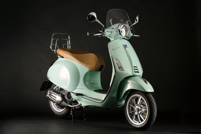 画像: Vespa Primavera 150 ABS 総排気量:155cc エンジン形式:空冷4ストSOHC3バルブ単気筒 シート高:790mm 車両重量:130kg メーカー希望小売価格:税込49万5000円 ※写真のカラーは「リラックスグリーン」。一部純正アクセサリーパーツが備わっています。