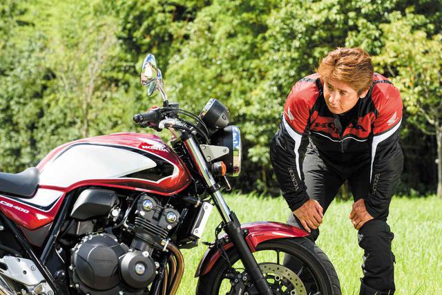 画像: ブレーキは一般的なアキシャルマウントで、コントロールの幅を持たせているところに好感。CB400 SFの速度レンジにも合っている。