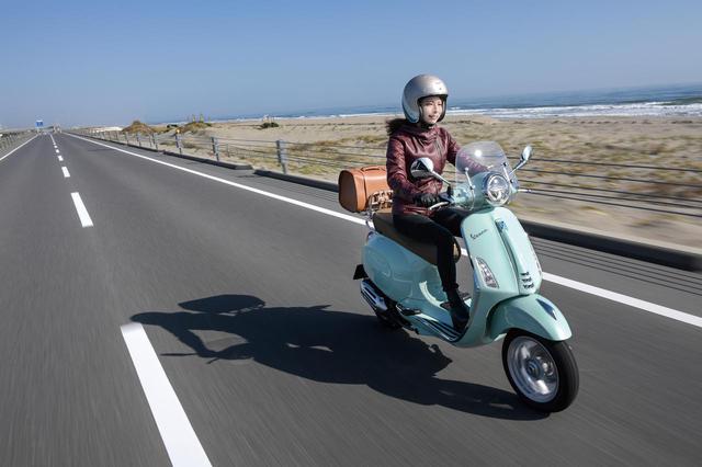 画像: Vespa Primavera 150 ABS 総排気量:155cc エンジン形式:空冷4ストSOHC3バルブ単気筒 シート高:790mm 車両重量:130kg メーカー希望小売価格:税込49万5000円 ※写真のカラーは「リラックスグリーン」。一部純正アクセサリーパーツが備わっています。