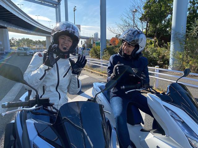 画像: 何かについて話し笑ってます。