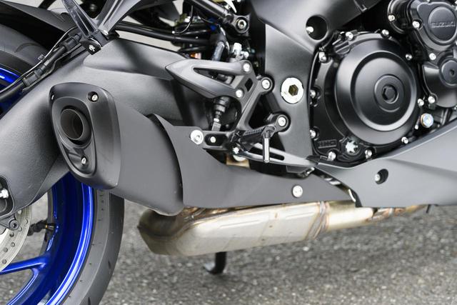 画像: 車体下に消音チャンバーを持つショートマフラー。GSX-S1000シリーズはスズキモデル初といっていいほど吸気&排気音にこだわり、サウンドチューニングを徹底。太く、低い、イイ音!