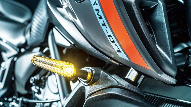 画像: 歴代のMT-07シリーズで初めてとなるLEDウインカーを採用。高輝度タイプでかなりスリムな形状となっている。